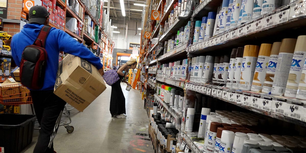 100 000 $ de marchandises ont été volées dans des magasins Home Depots à travers la Floride dans le cadre d'un système organisé de changement de code-barres de caisse automatique, a déclaré le procureur général de l'État.