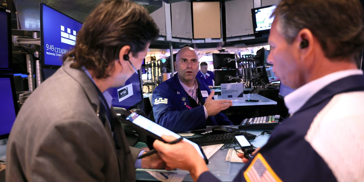 Les actions américaines s'échangent de manière mitigée alors que les investisseurs attendent de nouvelles données économiques et les commentaires de la Fed