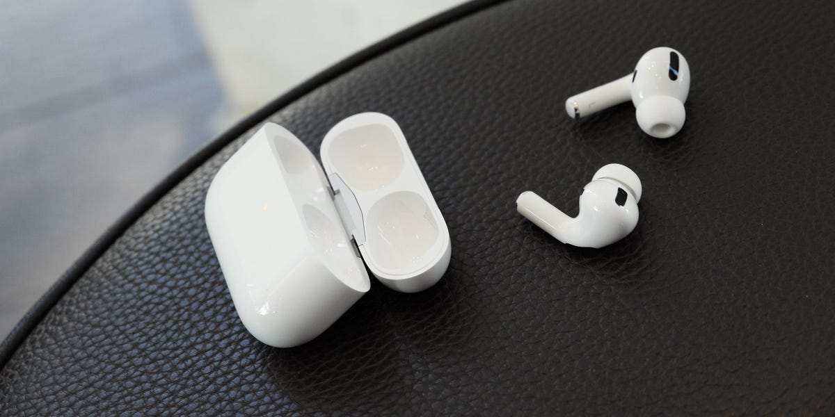 Apple aurait discuté d'idées, notamment une bague et des lunettes intelligentes, et l'installation de minuscules caméras sur les AirPod.