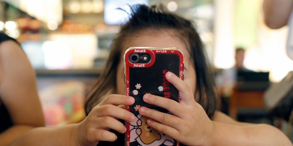 Ce graphique montre que les personnes qui ont reçu un téléphone plus tôt dans leur vie signalent davantage de détresse mentale à l'âge adulte.  N'est-ce pas malheureusement évident maintenant ?