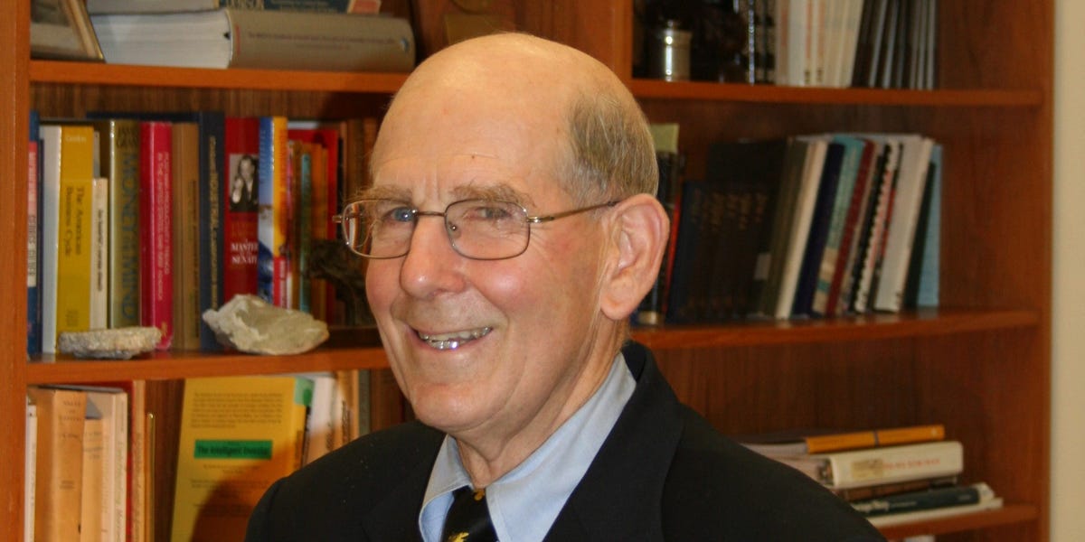 Gary Shilling dit que le S&P 500 pourrait s'effondrer de 30 %, qu'une récession frapperait – et que Bitcoin et l'IA sont tous deux surfaits