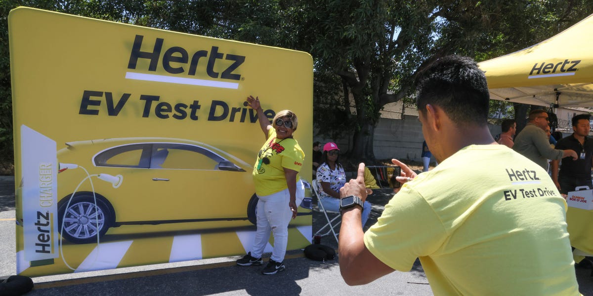 Hertz abandonne son projet d'acheter 65 000 voitures électriques en raison de la crise des véhicules électriques