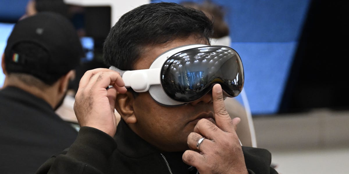 Le Vision Pro d'Apple est destiné à être utilisé lorsque vous êtes seul.  Vous avez l'air bizarre si vous le portez en public – du moins pour le moment.