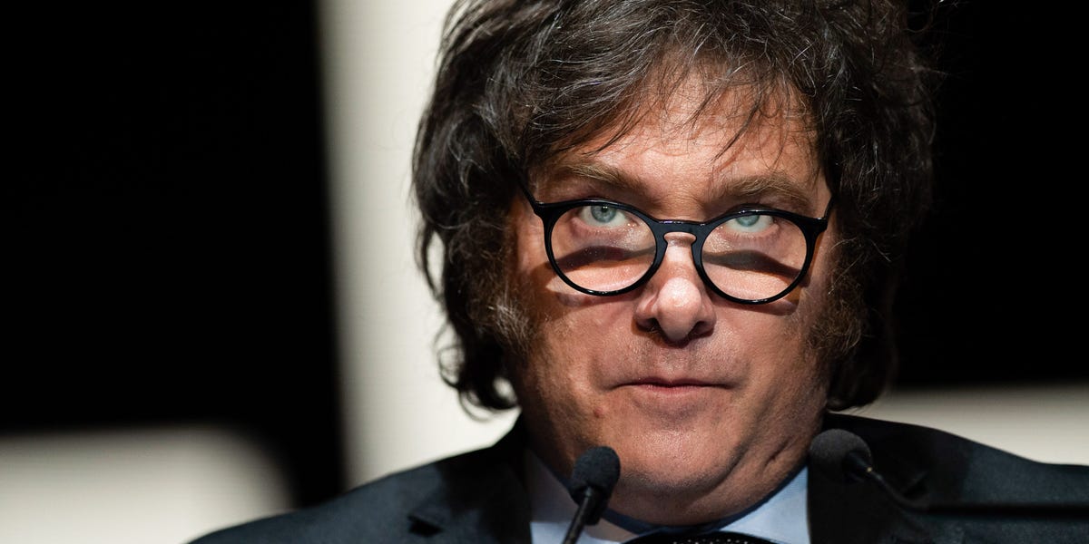 Le nouveau président argentin traîne les pieds après avoir promis d'utiliser davantage le dollar américain