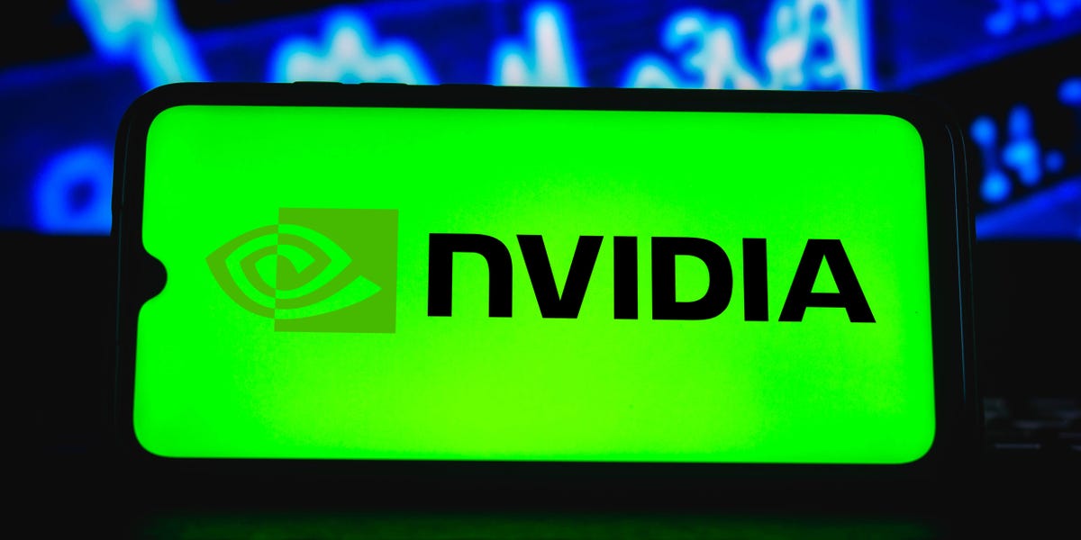 Les actions américaines clôturent de manière mitigée alors que les investisseurs se préparent aux bénéfices de Nvidia et digèrent les minutes de la Fed