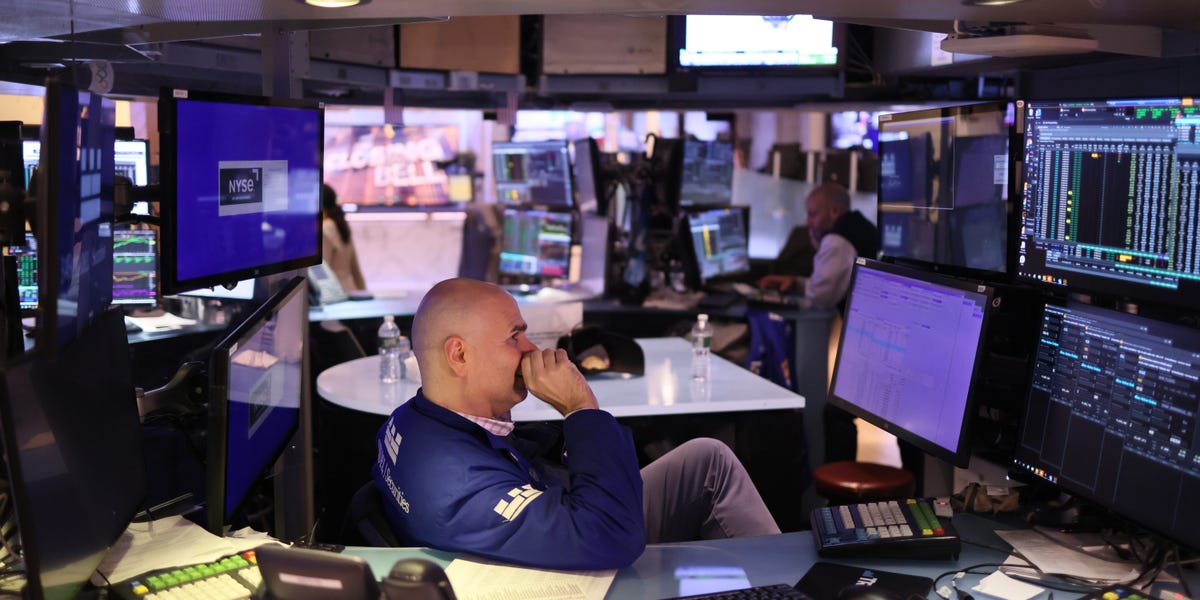 Les actions américaines clôturent de manière mitigée avant la révision des données de croissance américaines et la grande liste des intervenants de la Fed