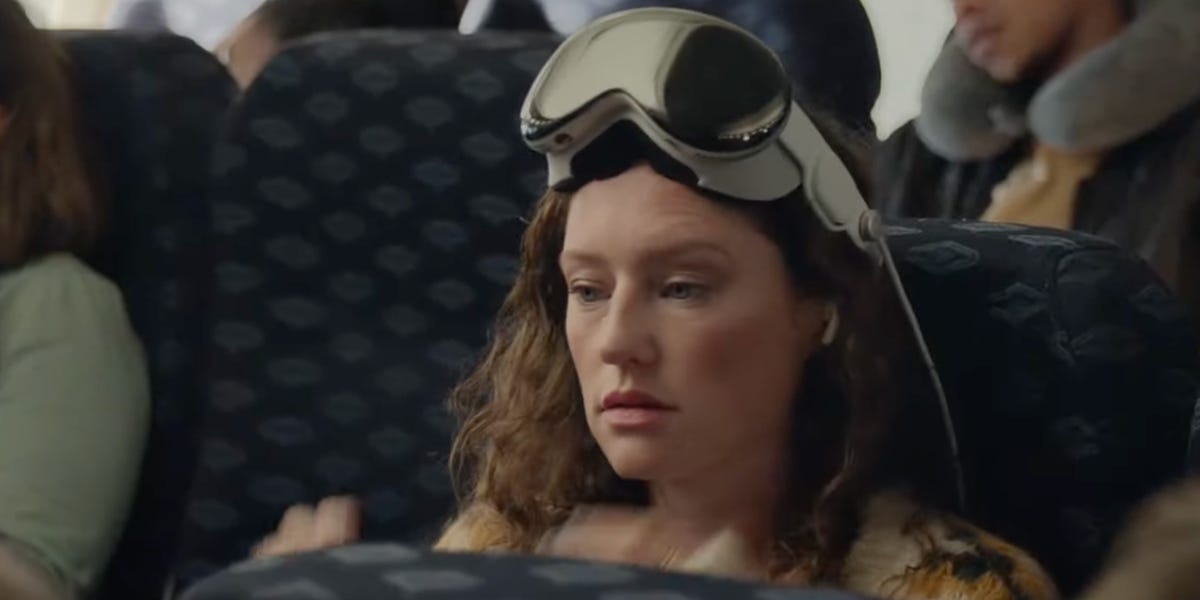 Les critiques ne cessent de mentionner le poids du Vision Pro.  Les dirigeants d'Apple affirment qu'il n'y avait aucun moyen de le rendre plus léger.