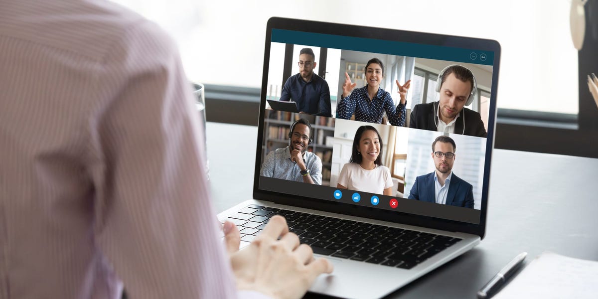 Les gens disent qu'ils utilisent des enregistrements de réunions Zoom aléatoires d'entreprise qu'ils ont trouvés sur YouTube pour prétendre qu'ils sont occupés au travail