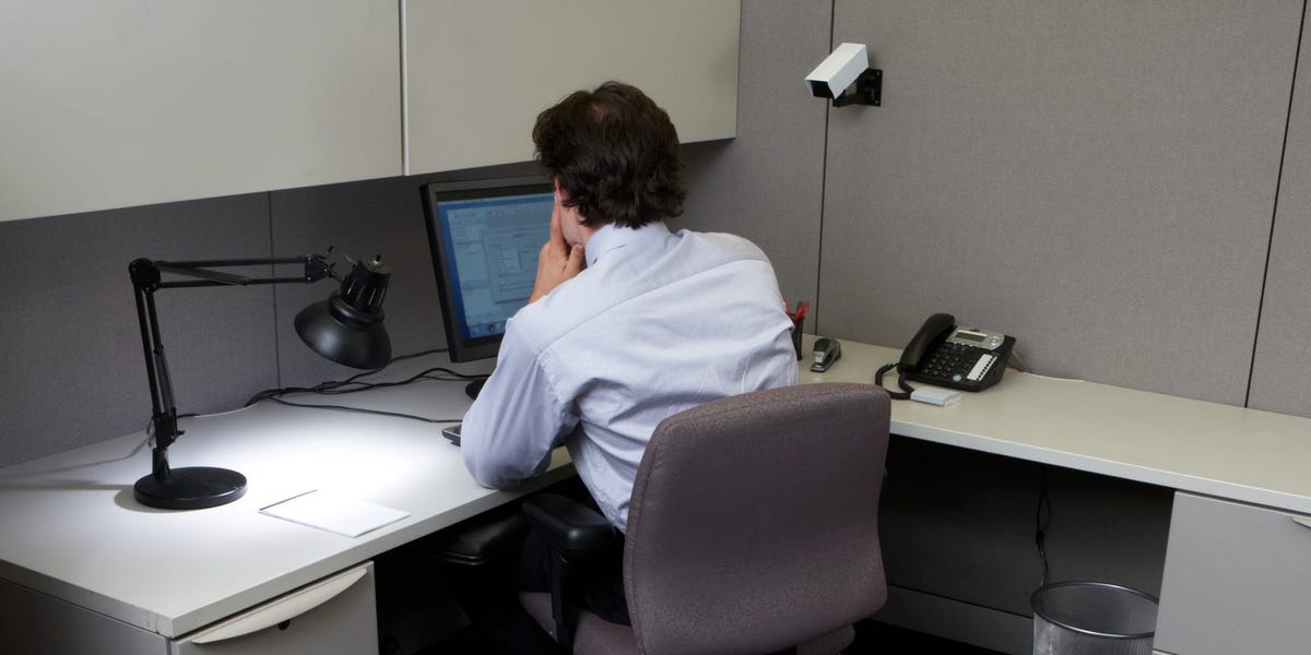 Les grandes entreprises utiliseraient cet outil d’IA pour suivre les messages Slack et Teams de plus de 3 millions d’employés.  Les experts en matière de confidentialité sont alarmés.