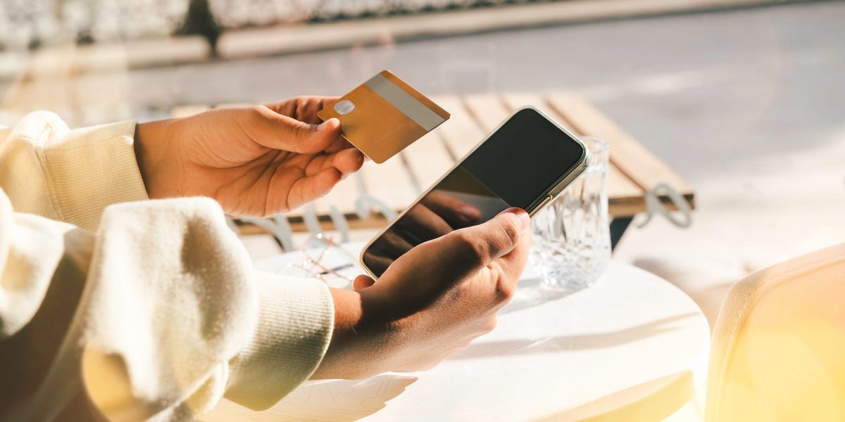 Les jeunes Américains sont à la traîne en matière de paiement par carte de crédit et automobile, selon la Fed de New York