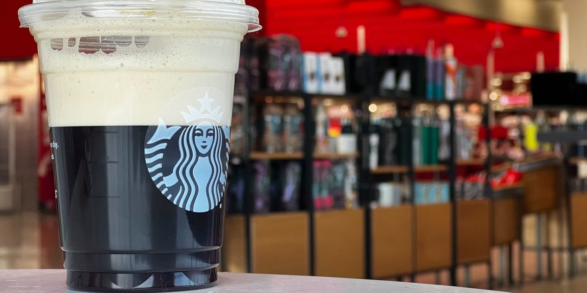 Les travailleurs de Target licenciés à cause des coupes Stanley affirment que la répression laisse certains cafés Starbucks des magasins en sous-effectif