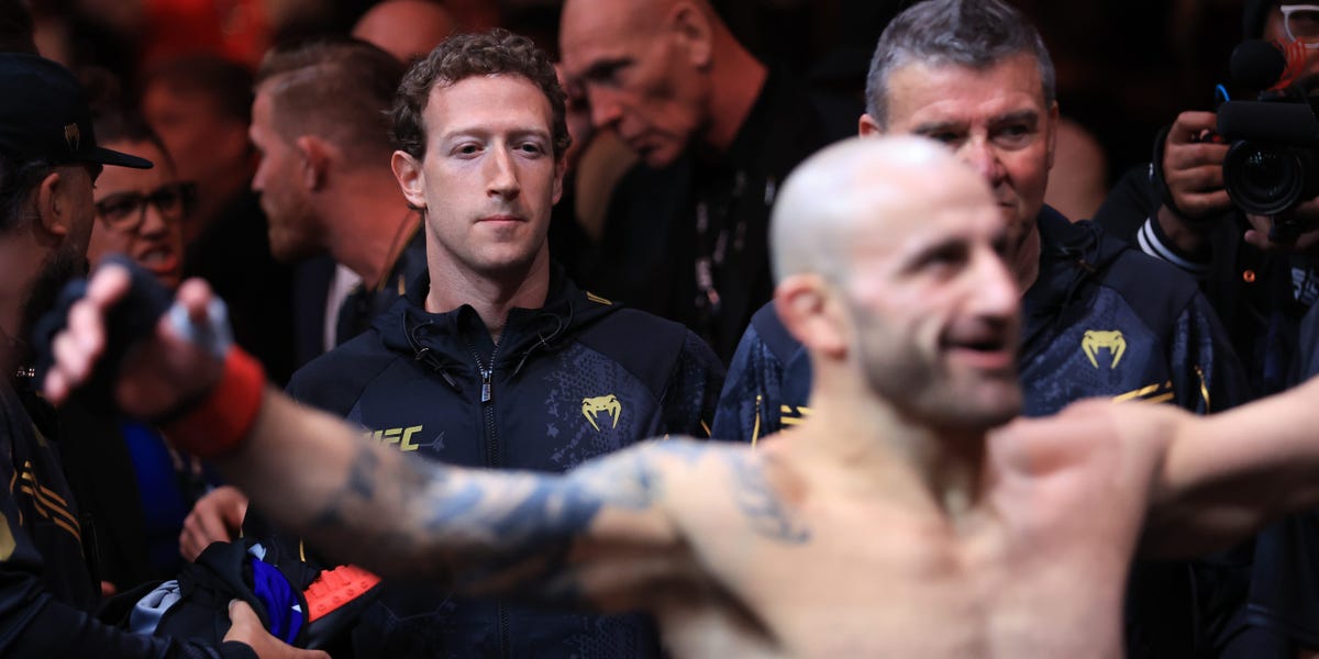 Mark Zuckerberg a reçu le traitement mème après qu'un clip maladroit de lui à l'UFC 298 ait été partagé en ligne