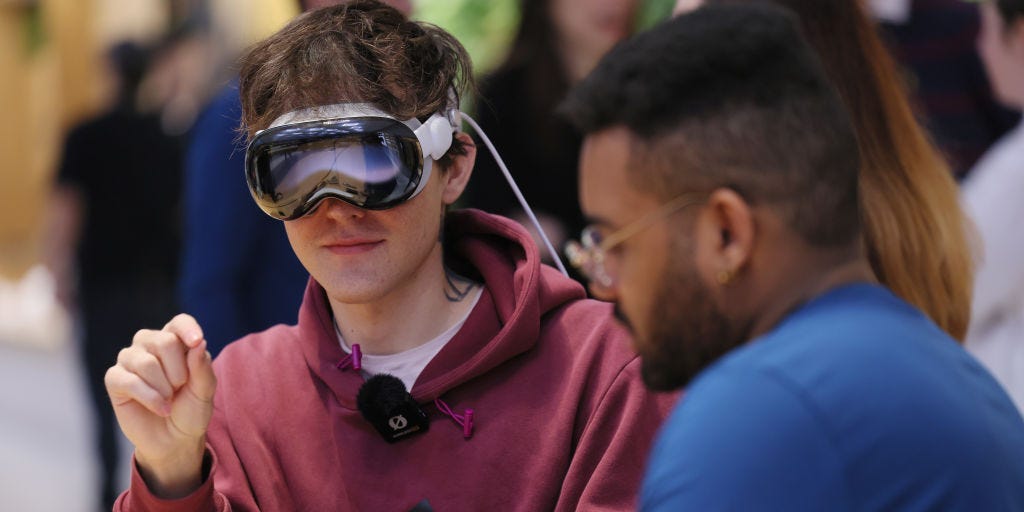 Pete Buttigieg avertit les gens de ne pas porter l'Apple Vision Pro en conduisant après qu'une vidéo virale ait montré quelqu'un en portant un au volant d'un Cybertruck