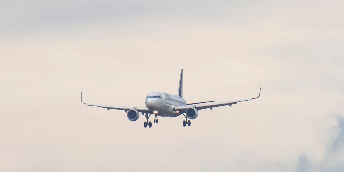 Regardez un avion déraper hors d'une piste et dans la neige dans un aéroport lituanien