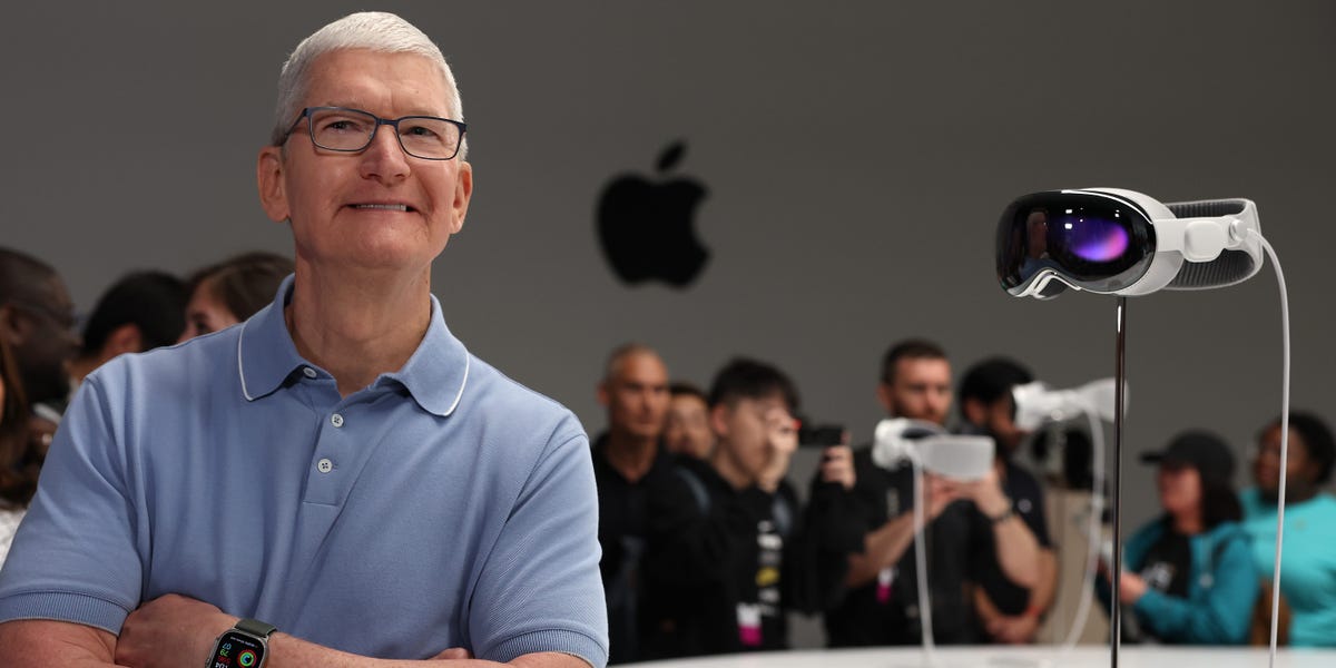 Tim Cook a enfin été photographié portant le nouvel ordinateur facial d'Apple