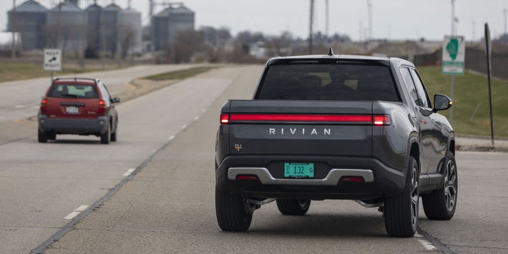 Un Rivian R1T a explosé à travers les garde-corps en acier, reflétant les avertissements des experts en sécurité concernant les véhicules lourds et les véhicules électriques encore plus lourds.