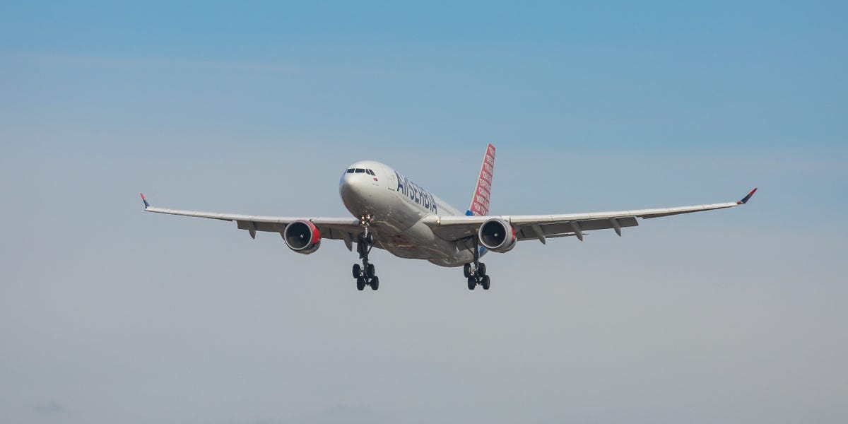 Un avion de ligne s'est écrasé sur les feux de piste alors qu'il décollait, a volé pendant 60 minutes, puis a atterri avec un trou béant dans son fuselage