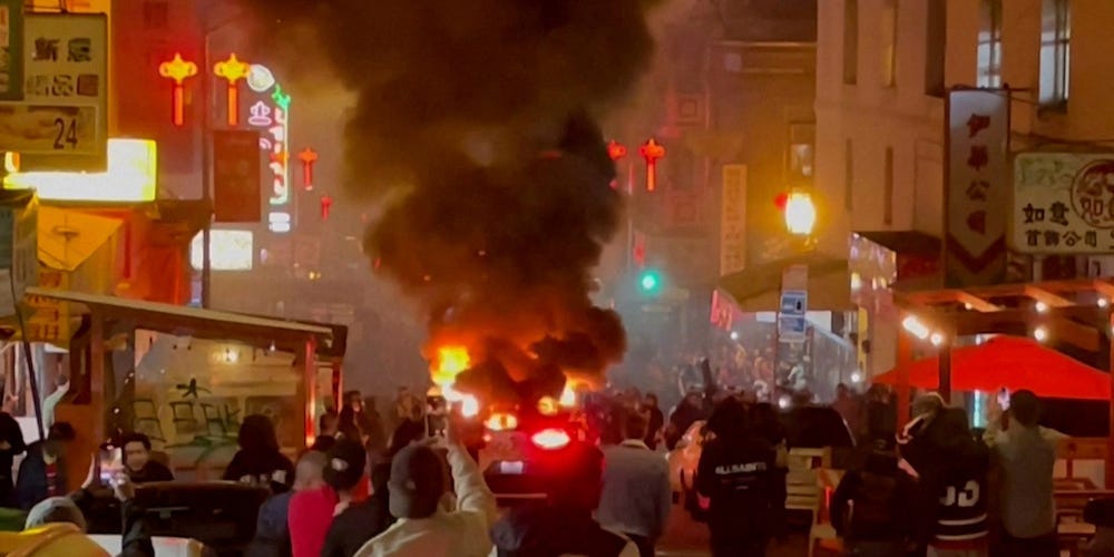 Une foule a incendié un taxi Waymo à San Francisco, alors que les tensions autour de la technologie sans conducteur augmentent