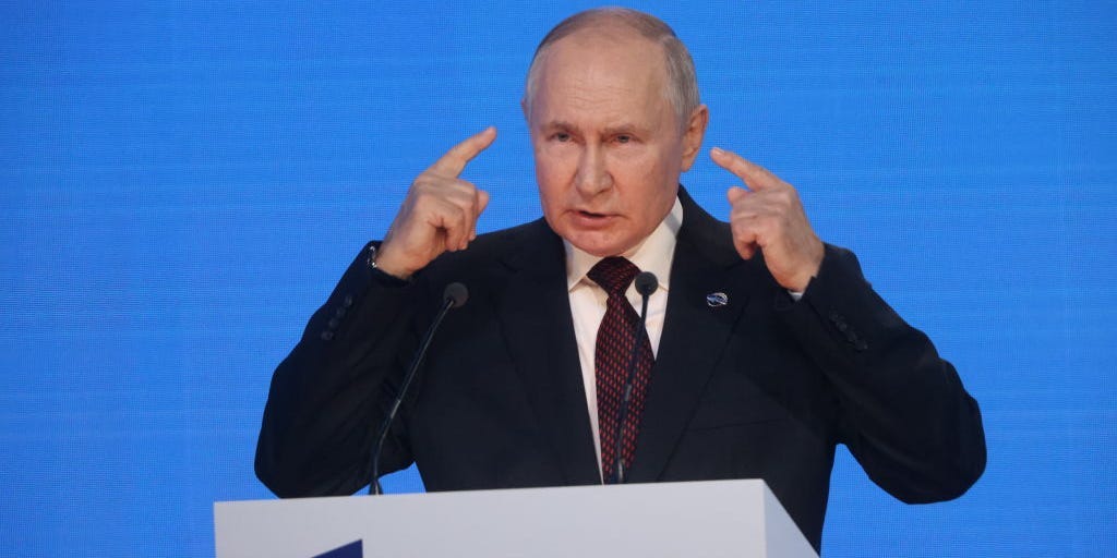 Vladimir Poutine s'en prend à la position dominante du dollar américain en tant que monnaie de réserve mondiale