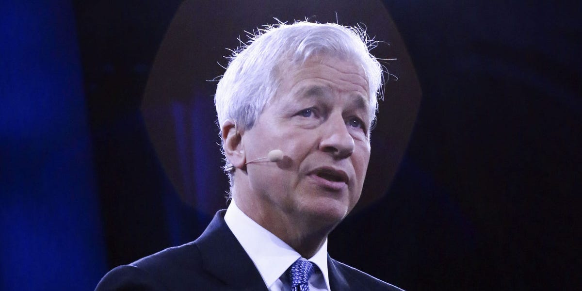 Jamie Dimon estime que la Fed devrait s'abstenir de baisser les taux car sa crédibilité "est un peu en jeu"