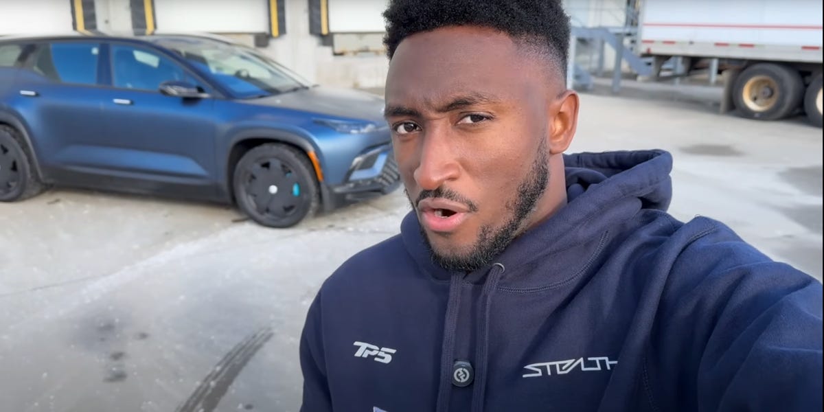 Le SUV électrique de Fisker a reçu une terrible critique.  C'est devenu toute une saga.