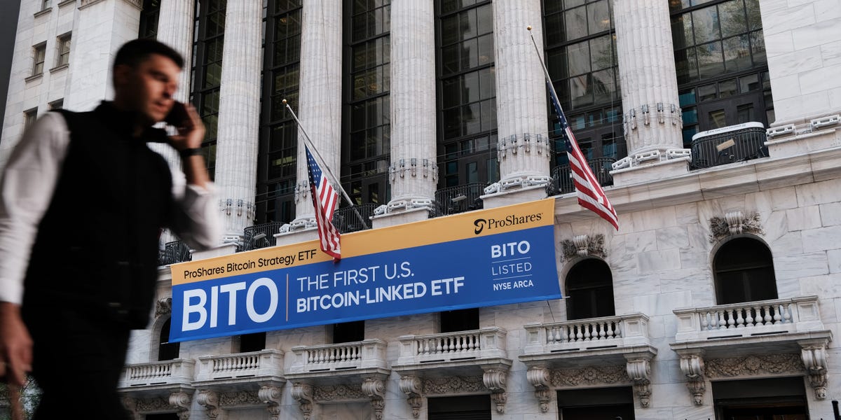 Les flux de fonds cryptographiques ont dépassé cette année le total observé tout au long de 2021, alors que les ETF alimentent une énorme demande.