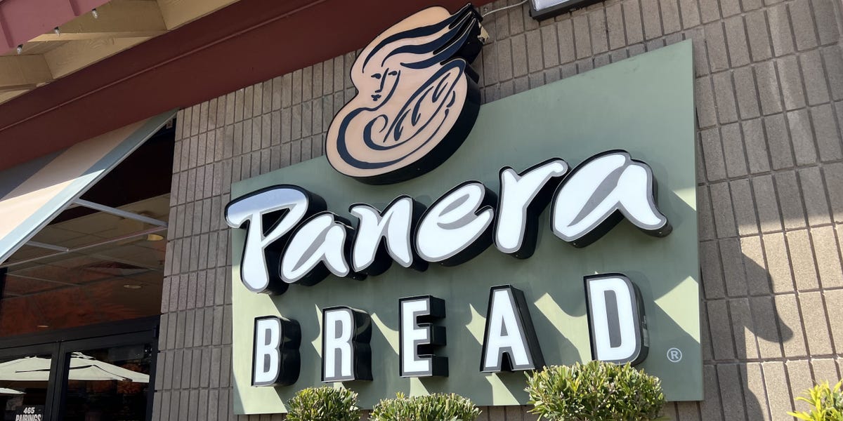 Panera est exemptée de l'augmentation des salaires dans la restauration rapide en Californie.  Un franchisé milliardaire a déjà fait un don au gouverneur Newsom.