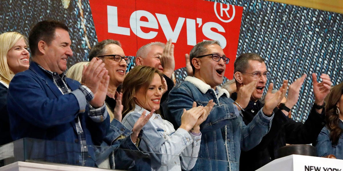 L'action Levi Strauss grimpe de 20 % grâce à des bénéfices battus alors que le cri de Beyoncé suscite le battage médiatique