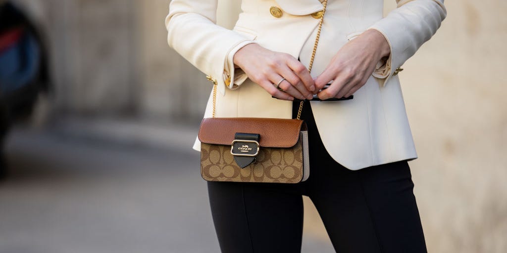 La guerre des sacs à main a commencé après que les États-Unis ont intenté une action en justice pour bloquer la fusion de Coach et Michael Kors.