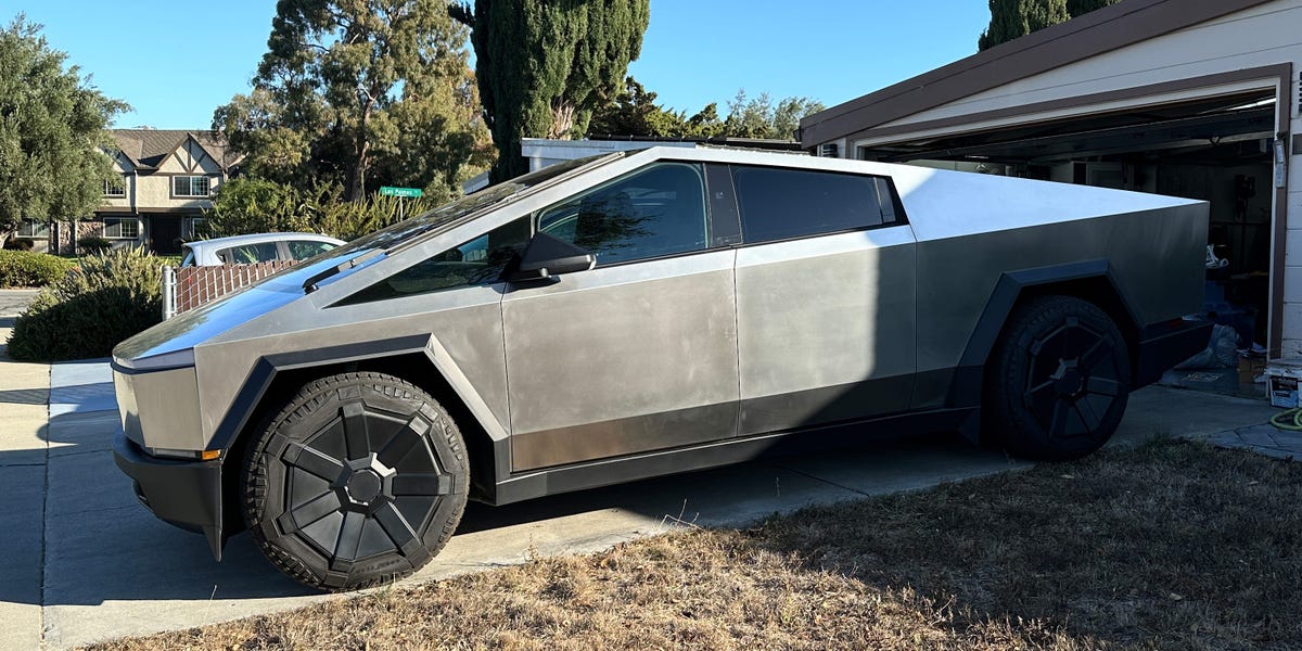 La vidéo d'un propriétaire de Cybertruck affirmant qu'une pédale d'accélérateur est bloquée attire l'attention du régulateur américain de la sécurité