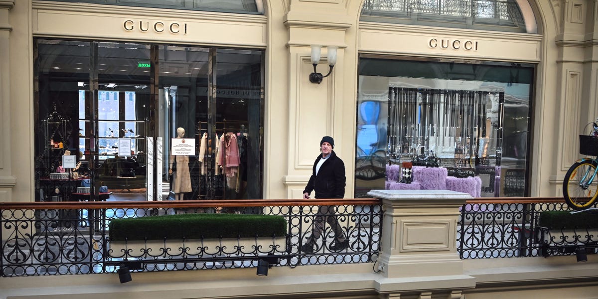 Les marques de luxe, de Gucci à Chanel, misent des milliards de dollars sur les achats en magasin