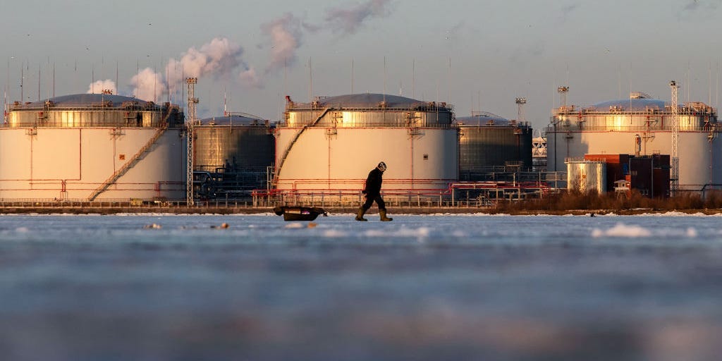 Les prix du pétrole chutent alors que des rapports indiquent qu'Israël et le Hamas pourraient bientôt se diriger vers des négociations de cessez-le-feu