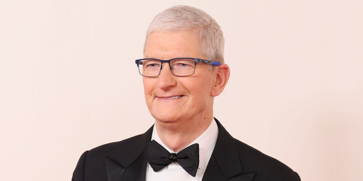 Le PDG d'Apple, Tim Cook, a gagné 63 millions de dollars l'année dernière – voici comment cela se décompose