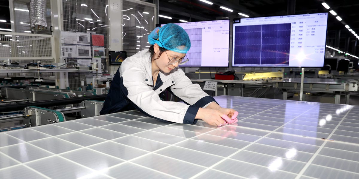 Les gains du prix de l'argent surpassent ceux de l'or grâce à la surproduction de panneaux solaires en Chine
