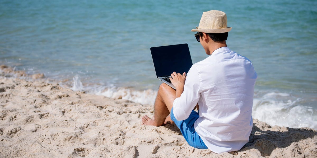 Un membre de la génération X de Floride qui a gagné plus de 300 000 $ en travaillant secrètement sur plusieurs emplois à distance explique pourquoi il est « loin d'être riche »