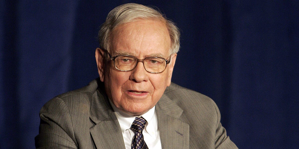 Warren Buffett tire la sonnette d'alarme sur l'IA, la comparant à la bombe atomique et avertissant qu'elle va amplifier la fraude