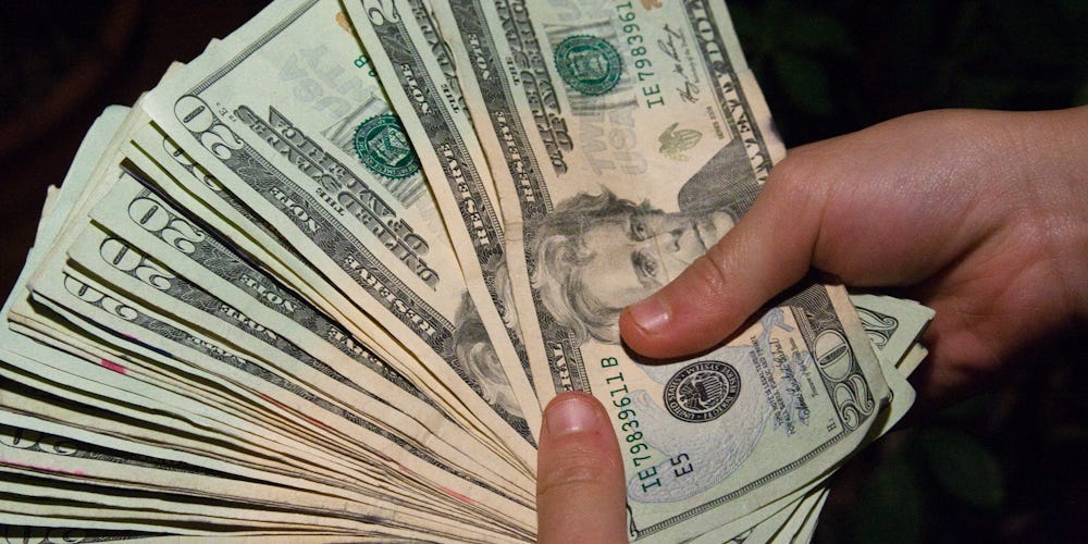 2 flics ont gagné 1,2 million de dollars à la loterie, mais ont déclaré qu'ils n'abandonneraient pas parce qu'ils voulaient donner l'exemple à leurs enfants