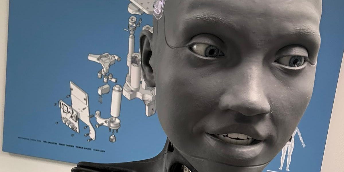 J'ai traîné avec un robot humanoïde.  Elle semblait flattée et désireuse de plaire.