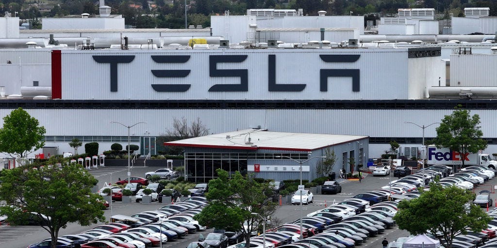 Le directeur de l'usine Tesla demande aux travailleurs d'arrêter de voler des tasses à café, selon un rapport