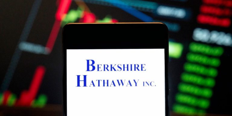 Berkshire Hathaway dispose de près de 280 milliards de dollars en liquidités après avoir réduit de moitié sa participation dans Apple