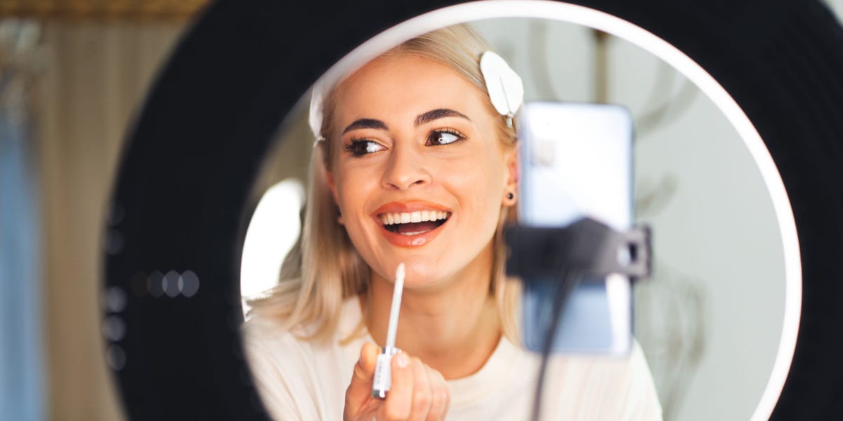 De nouvelles données de Shopify montrent à quel point les influenceurs et les réseaux sociaux sont importants pour les commerçants