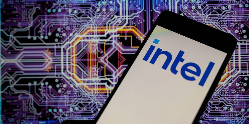 Intel chute de 30%, son plus haut niveau depuis 1982, après avoir annoncé des licenciements et des prévisions faibles