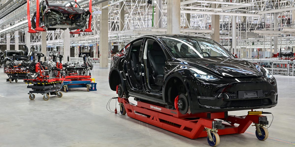 Ross Gerber, investisseur chez Tesla, explique qu'il n'arrive pas à se débarrasser de sa Tesla d'occasion. Voici pourquoi les voitures de Musk ne conservent plus leur valeur comme avant.