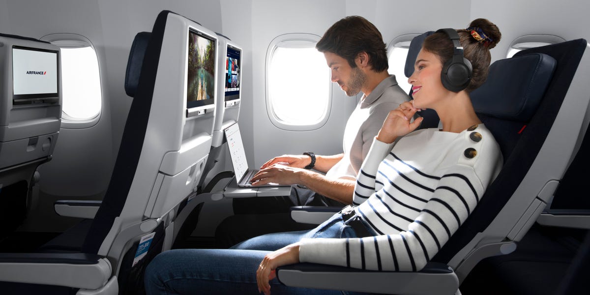 Le projet d'Elon Musk de dominer le marché de l'Internet à bord a gagné un autre client. Voici toutes les compagnies aériennes utilisant Starlink.