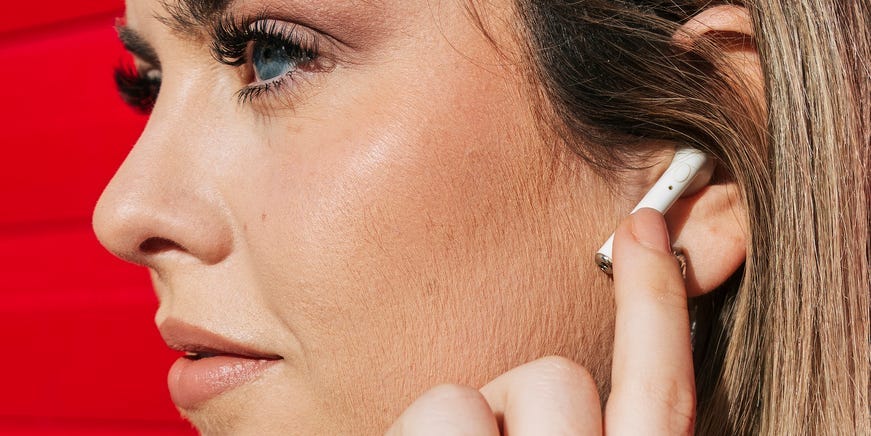 Les AirPods d'Apple baissent le volume pour que vous puissiez avoir une conversation dans la vraie vie, mais est-ce impoli ?