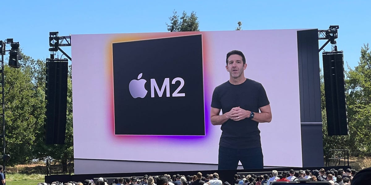 Qui est John Ternus, le dirigeant d’Apple pressenti pour succéder à Tim Cook ?