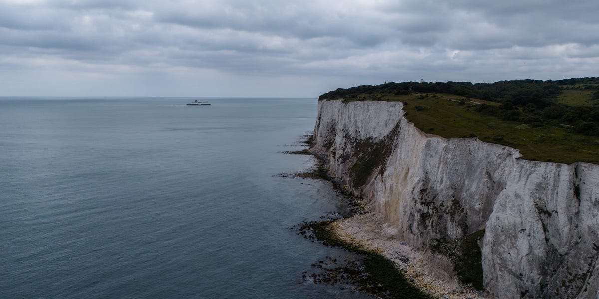 Un navire endommagé transportant une cargaison russe potentiellement explosive s'approche des eaux britanniques après avoir été rejeté par 2 pays