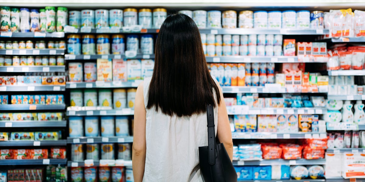 Je fais mes courses dans une épicerie discount et dans une épicerie régulière chaque semaine. Cela me permet d'économiser de l'argent et j'ai trouvé des moyens de rendre mes voyages efficaces.
