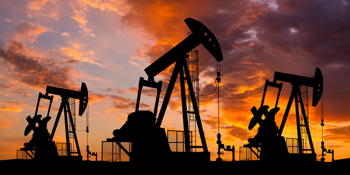 Les prix du pétrole ont chuté le plus en deux ans après que la frappe israélienne contre l'Iran ait épargné les installations de production