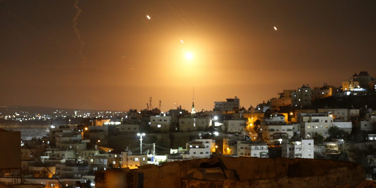 Les stocks chutent et le pétrole monte en flèche alors que les tensions au Moyen-Orient éclatent